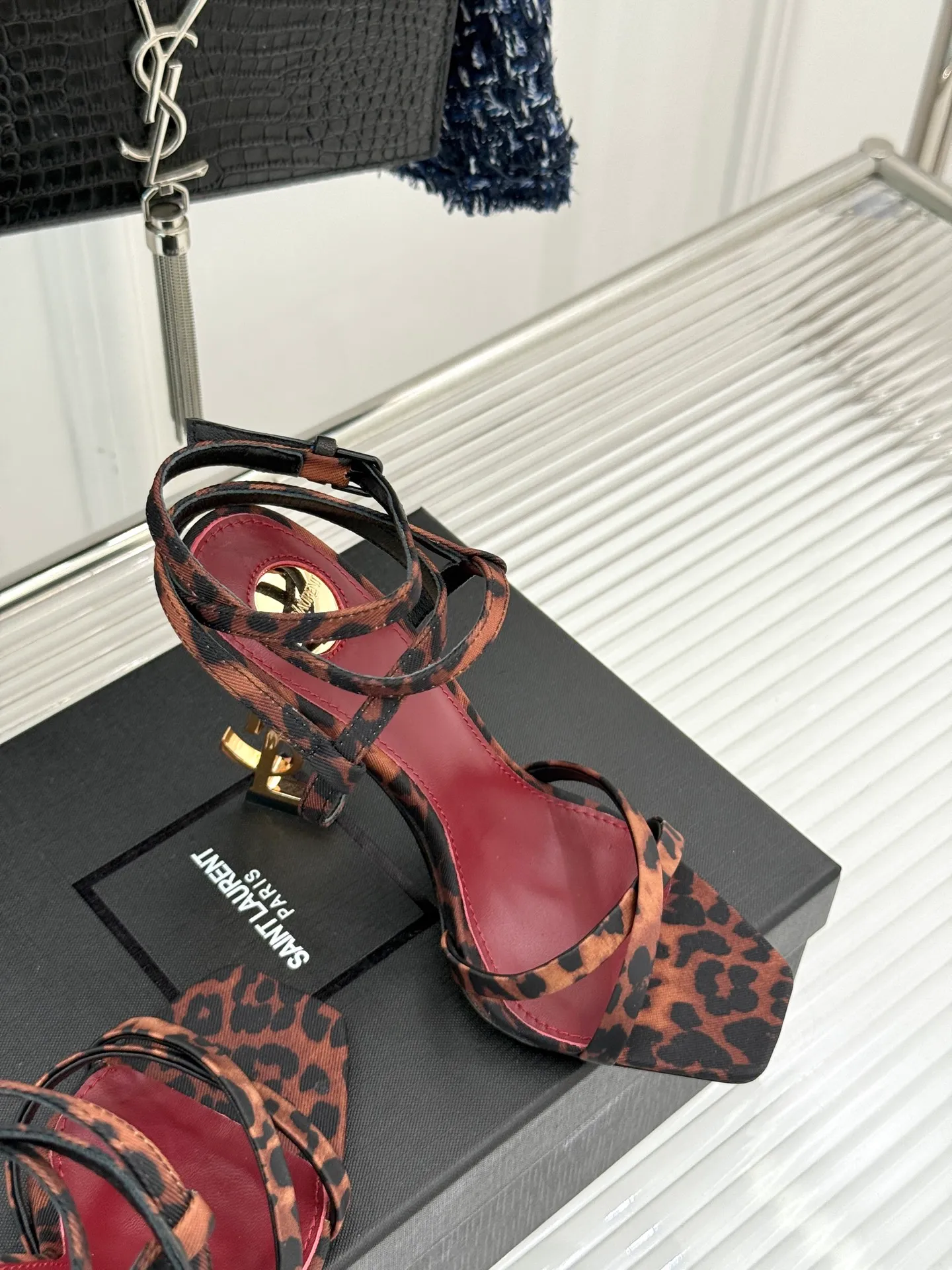 👟👟Ex-factory price 600👟👟 Saint Lauren*YSL Saint Laurent classic spring and summer letter heel cross-strap high-heeled sandals. High-heeled shoes that are suitable for both men and women. I love them. They are indeed the brand that understands women best. They are sold out as soon as they are new‼ ️ Especially the side lines are designed to be smooth, natural and slimming, making the whole pair of shoes layered and feminine. No matter what your usual style is, you must try it! The upper is made of imported cow patent leather, the lining is mixed sheepskin, and the Italian genuine leather outsole Heel height: 10.5cm Size: 35-39 (34/40/41 customized)